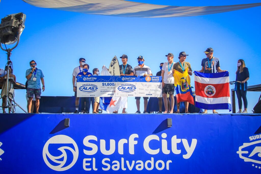 Sam Reidy, en la premiación Junior del Surf City El Salvador ALAS Pro Tour.